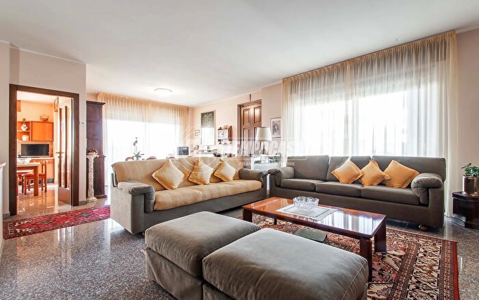 Casa quadrilocale in vendita in Via Leopardi, Guanzate