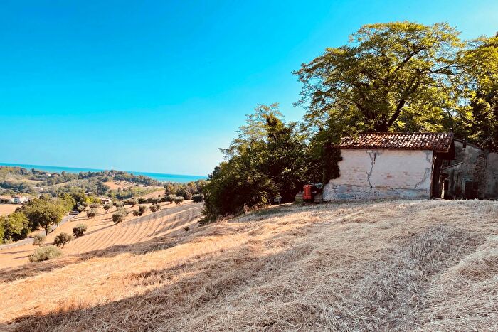 Casa quadrilocale in vendita in Strada di San Rocco, Pesaro