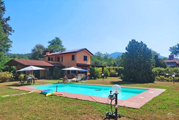 Casa con 7 locali in vendita in Castelnuovo Magra