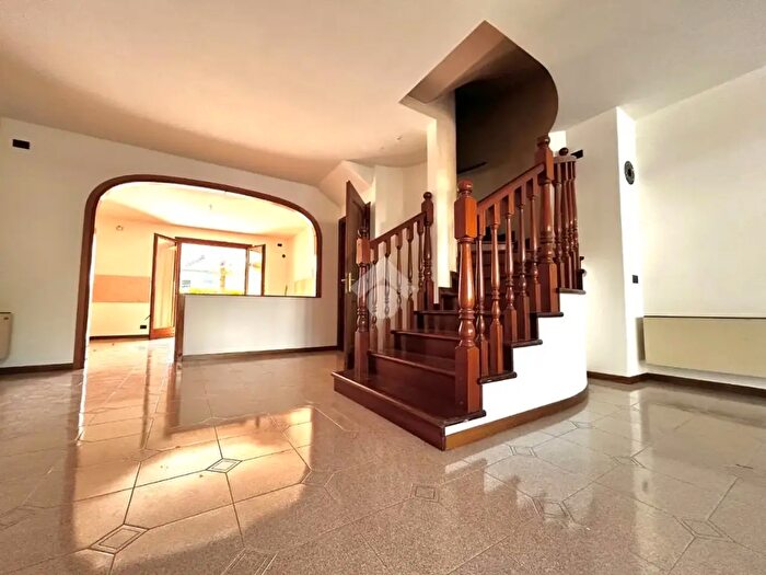 Casa con 5 locali in vendita in Via Monte Grappa, Caerano Di San Marco