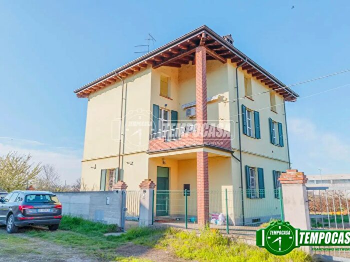 Appartamento con 7 locali in vendita in Strada della Rovinaglia M, Piacenza