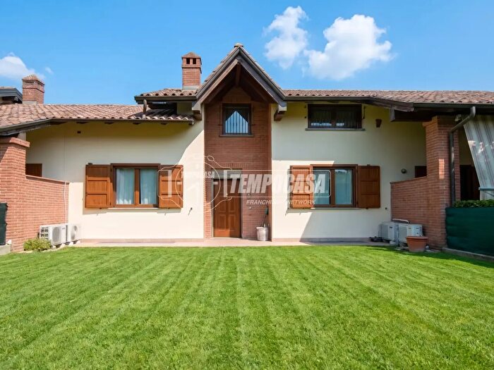 Casa con 6 locali in vendita in Castelletto Sopra Ticino