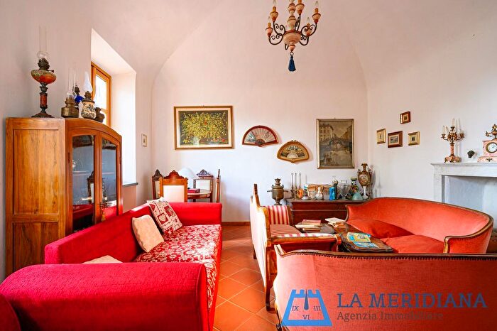 Casa con 8 locali in vendita in Larciano