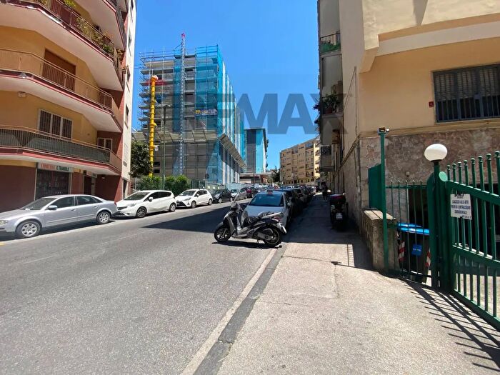 Appartamento con 6 locali in vendita in Napoli