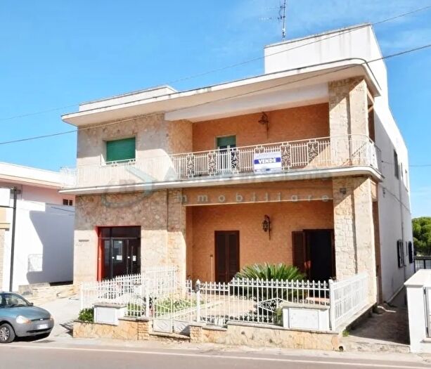 Casa con 14 locali in vendita in Alessano