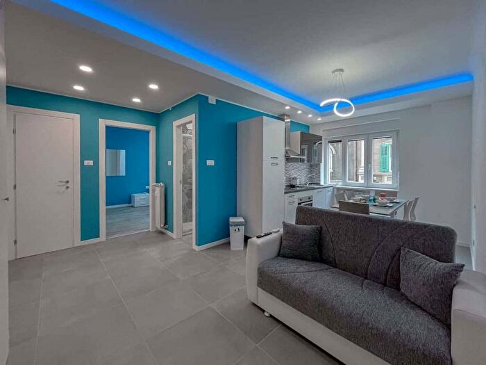 Appartamento trilocale in affitto in Via Francesco Crispi, Giardino Pubblico, Trieste