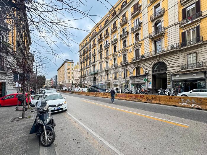 Appartamento trilocale in vendita in Corso Umberto I, Napoli