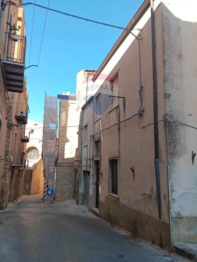 Casa quadrilocale in vendita in Via Simone Polizzi, Enna