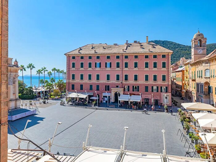 Appartamento trilocale in vendita in Via Anton Giulio Barrili, Finale Ligure