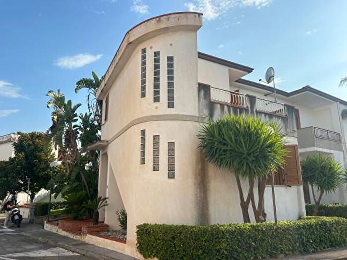 Casa quadrilocale in vendita in Contrada Saiatine Villaggio Laura, Furnari