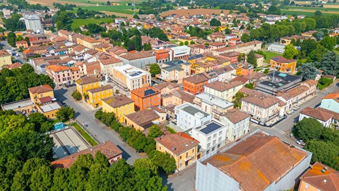 Casa con 8 locali in vendita in Via Canzio Zoldi, Novi Di Modena
