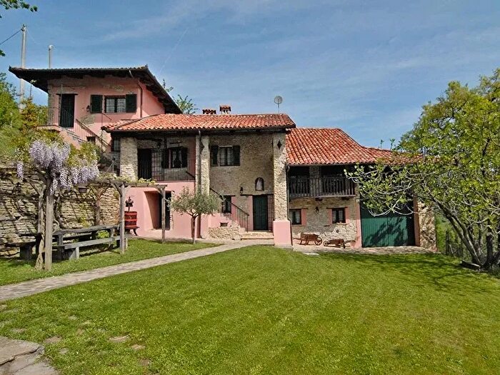 Casa con 8 locali in vendita in Murazzano