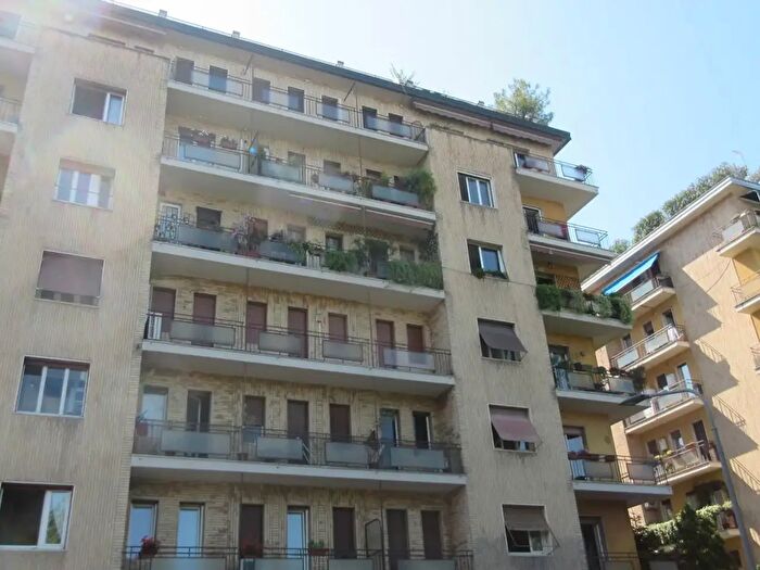 Appartamento trilocale in vendita in Via Savonarola, Milano