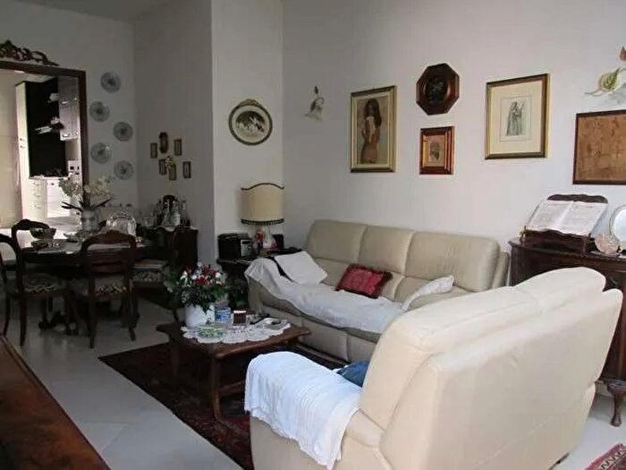 Casa con 5 locali in vendita in Luni