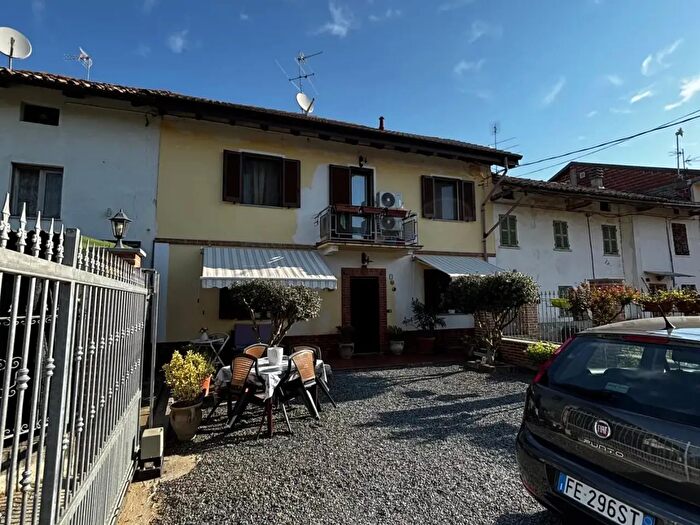 Casa con 9 locali in vendita in Agliano Terme