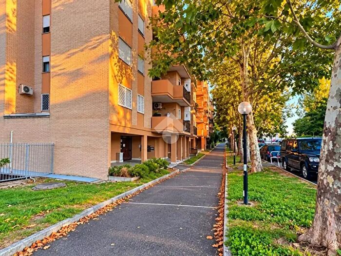 Appartamento trilocale in vendita in Via Massimo Troisi, Roma