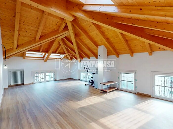 Appartamento trilocale in vendita in Via G Verdi, Verano Brianza