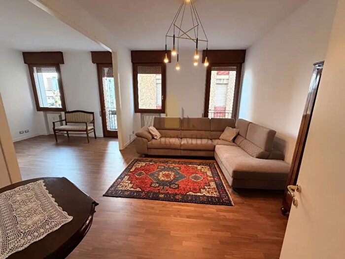 Appartamento quadrilocale in vendita in Appartamento in Corso Milano Padova Centro Rif, Padova