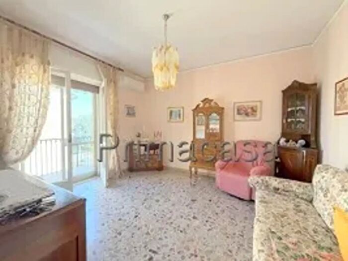 Appartamento trilocale in vendita in Via Toce, Verona