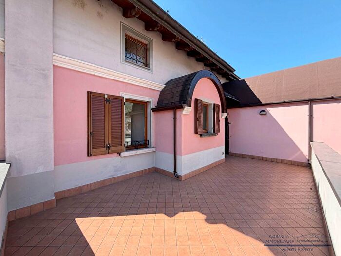 Appartamento trilocale in affitto in Centro, Marone