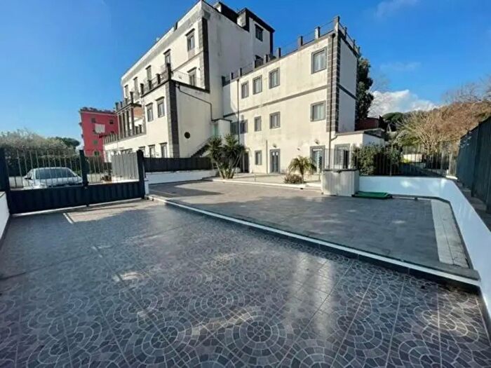 Appartamento con 9 locali in vendita in Via Capodimonte, Napoli
