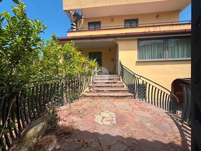 Casa quadrilocale in affitto in Via Festinese, Licola Paese, Giugliano in Campania