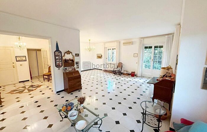 Appartamento con 9 locali in vendita in Via della Sirena, Genova