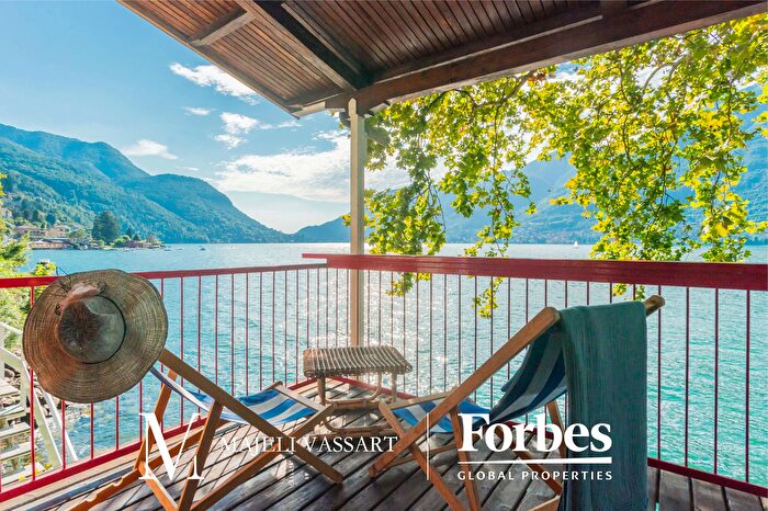 Casa con 7 locali in vendita in Faggeto Lario