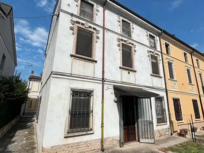 Casa con 7 locali in vendita in Quistello