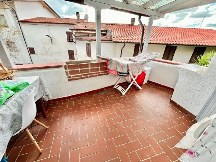 Casa con 7 locali in vendita in Massa