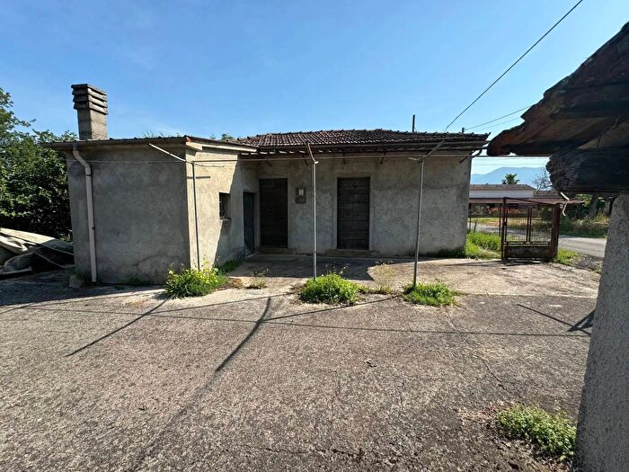 Casa trilocale in vendita in Via Quartora Colfelice, Colfelice