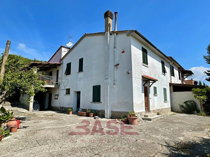 Appartamento con 8 locali in vendita in Via Roma, Riparbella