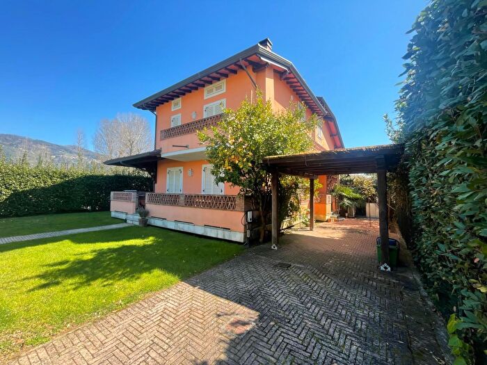 Casa con 8 locali in vendita in Pietrasanta