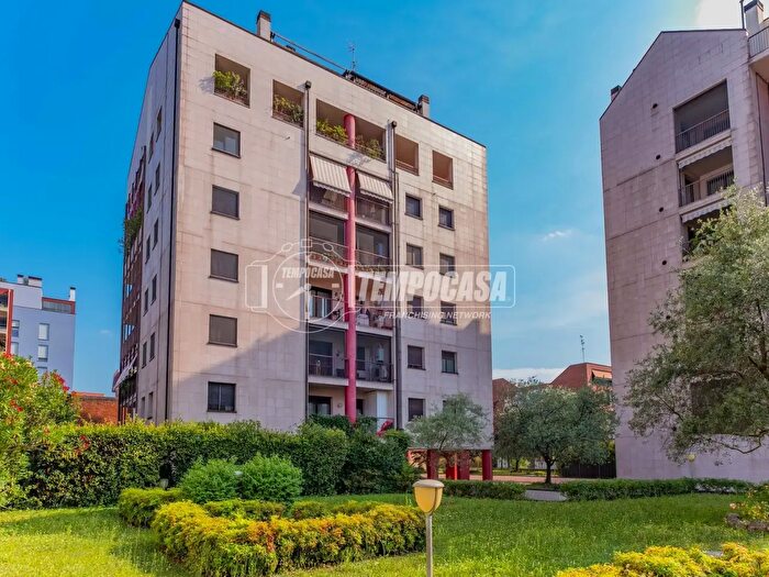 Appartamento trilocale in vendita in Via Luigi Pastro, Milano