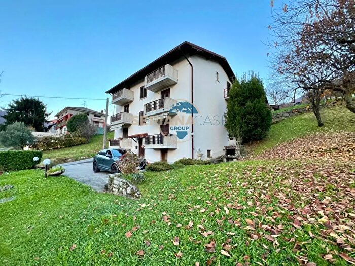Appartamento con 8 locali in vendita in Via Calba, Albino