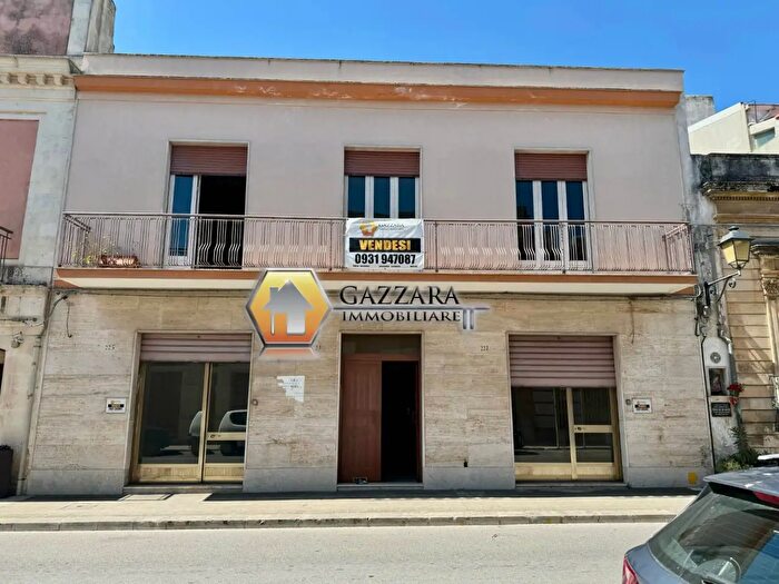 Casa con 13 locali in vendita in Via Vittorio Emanuele, Canicattini Bagni