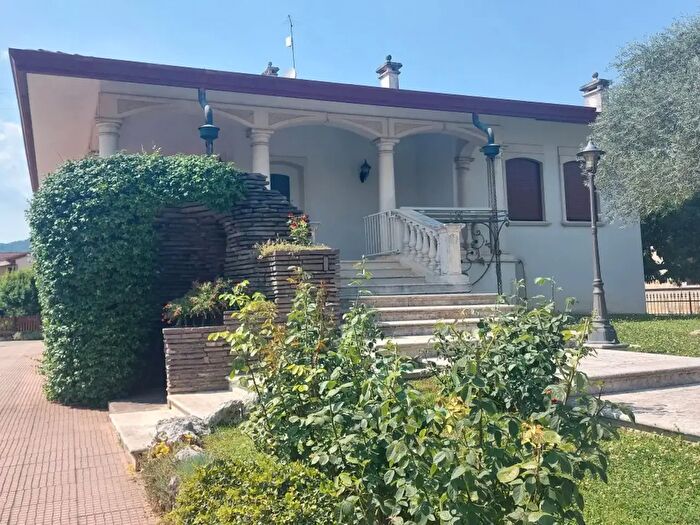Casa con 5 locali in vendita in Via Odone, Nanto