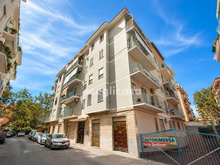 Appartamento trilocale in vendita in Via Giunio Silano, Roma