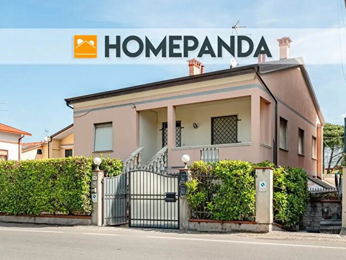 Casa con 8 locali in vendita in Via Aurelia Nord, Arcola