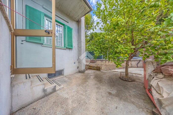 Appartamento trilocale in vendita in Via Selene, Roma