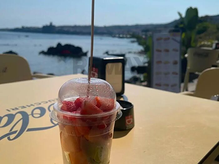 Appartamento bilocale in vendita in Via Tunisi, Aci Castello