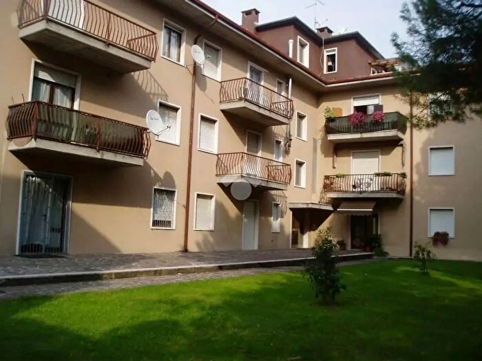 Appartamento trilocale in vendita in Via Bengasi, Verona