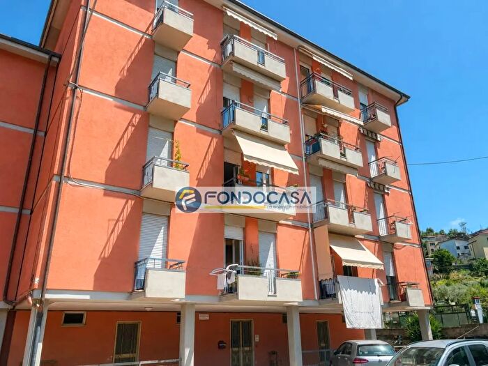 Appartamento trilocale in vendita in Via Cucchiari, Carrara