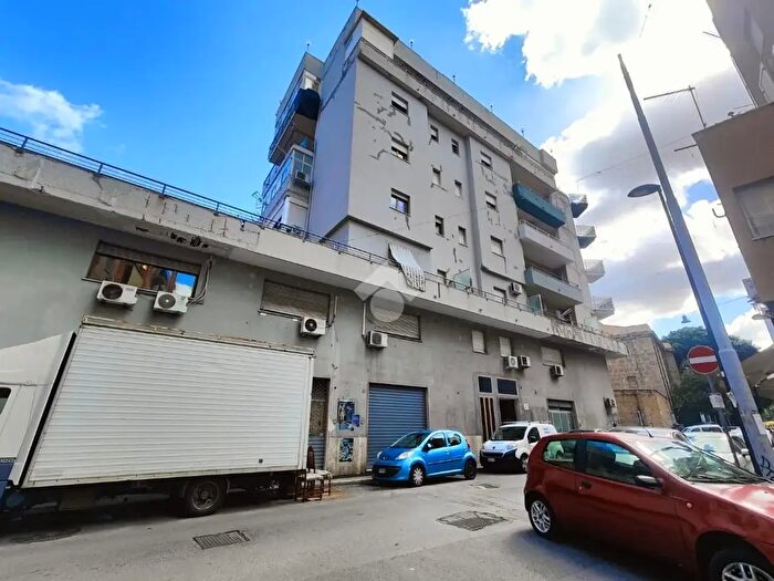 Appartamento trilocale in vendita in Via del Vespro, Palermo