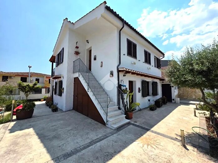 Casa con 8 locali in vendita in Via delle Rose, Budoni