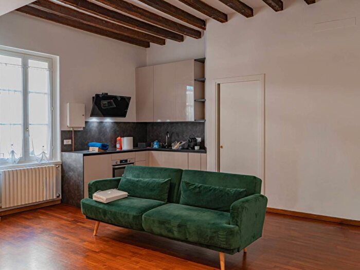 Appartamento bilocale in affitto in Alzaia Naviglio Grande, Navigli Darsena, Milano