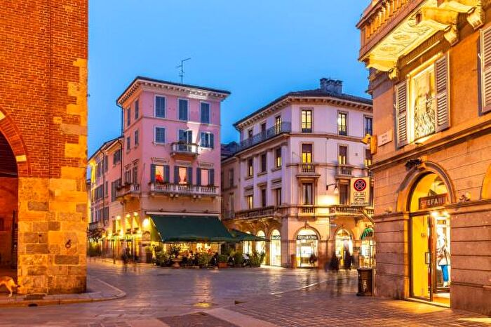 Appartamento quadrilocale in vendita in Via San Francesco dAssisi, Monza