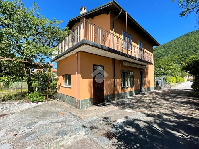 Casa con 6 locali in vendita in Via Fratelli Bertolla, Porto Ceresio