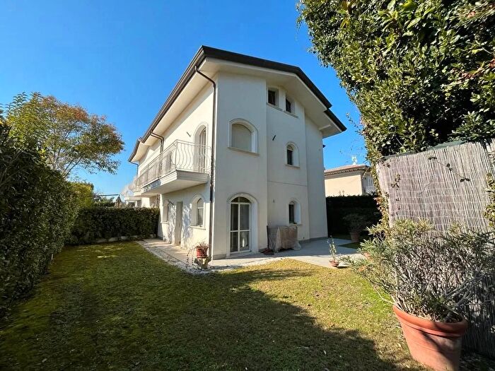 Casa con 5 locali in vendita in Via Ammiraglio Morin a, Forte Dei Marmi