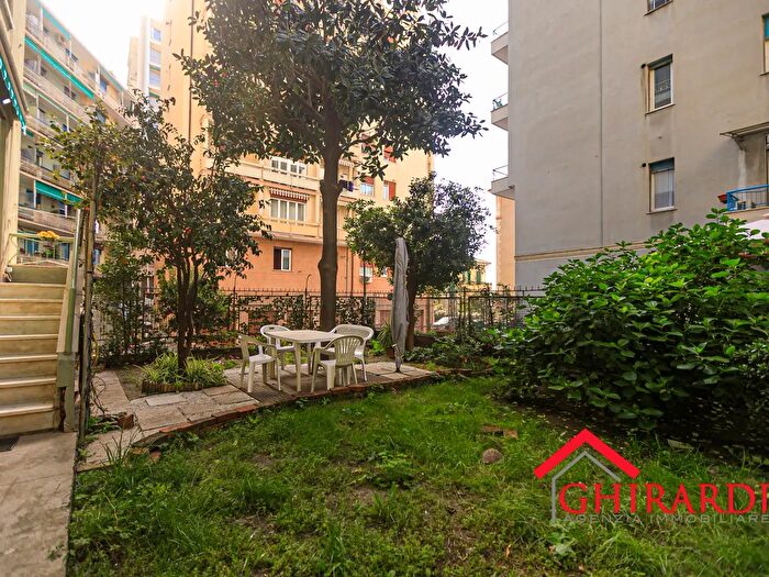 Appartamento con 7 locali in vendita in Via Michele Erede, Genova